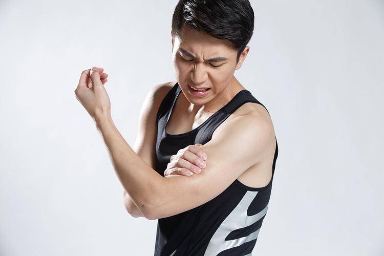 胳膊疼抬不起来怎么回事?千万别忘记这个