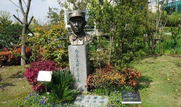 这个军政委厉害率千余人跟十几万国军打手下带出一上将两中将