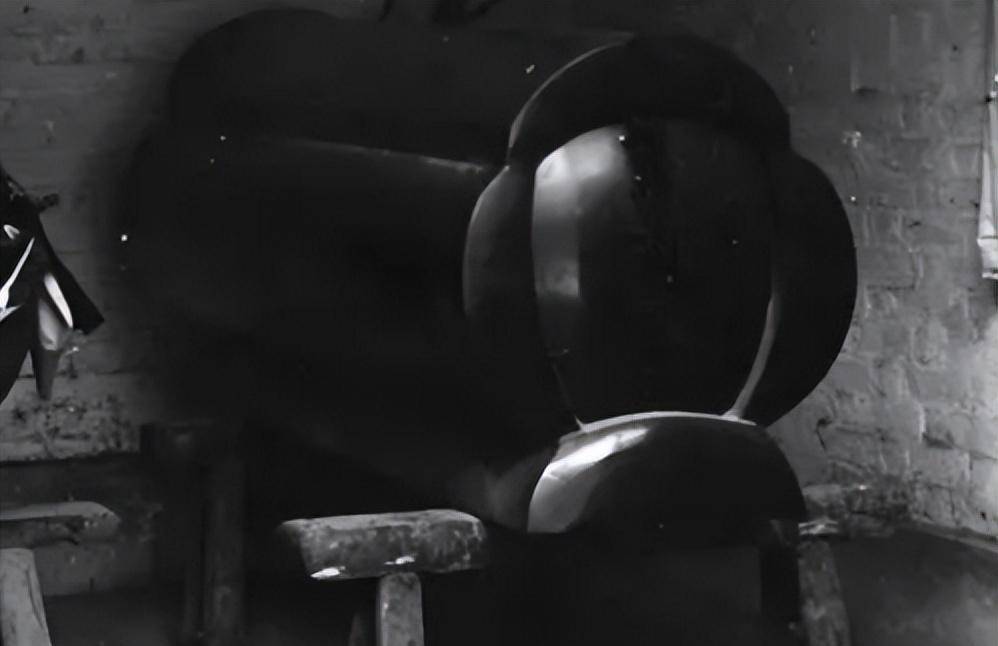 原创农妇苦等丈夫64年82岁离世穿红嫁衣下葬15年后丈夫身份揭晓