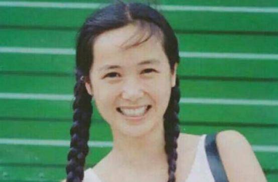 过看到蒋雯丽的第一眼,"眼睛里边那黑眼仁儿挺大的,就像儿童的眼神