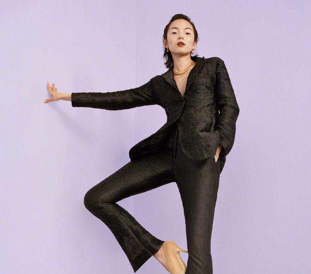 雎晓雯代言硬照,一身金色亮闪套装裙出镜,搭配眼妆