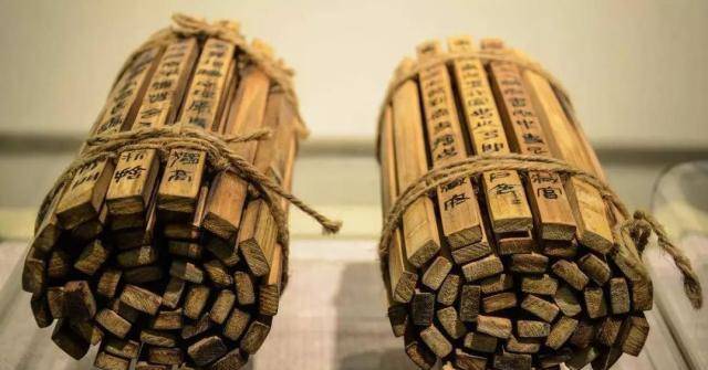 当时河南汲县有一土夫子,在盗发古墓时意外发现了许多竹简,在时来说