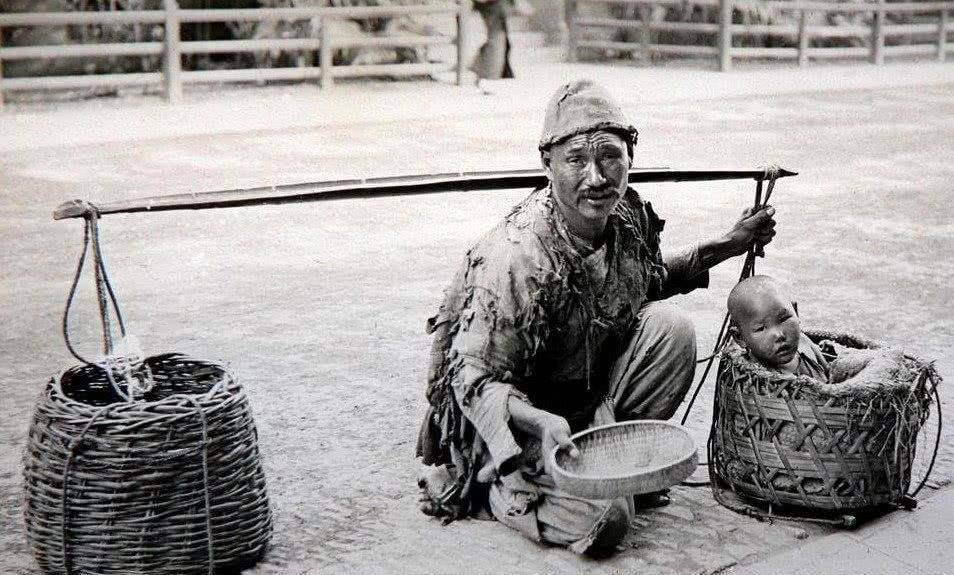 原创清朝乞丐长啥样老照片中的他们拖家带口去乞讨还有一种丐帮帮主的