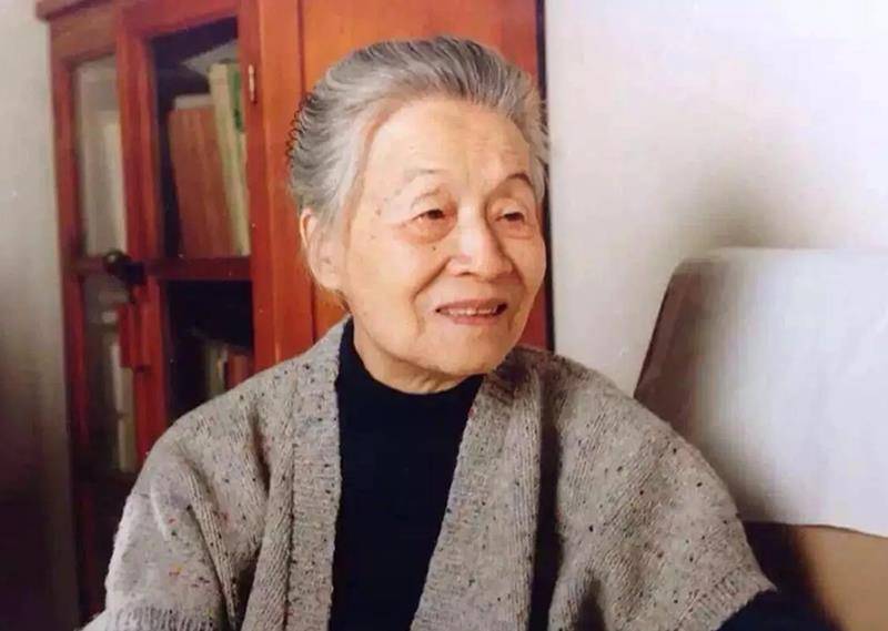 以钱钟书的地位,但凡杨绛名气稍低一点,都会经常被人冠以"钱钟书夫人"