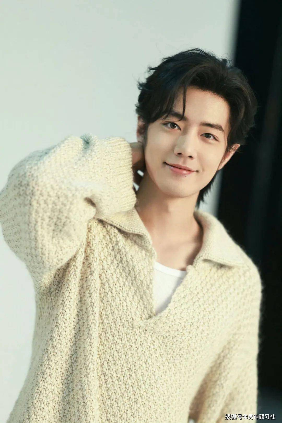肖战的颜值不必讲了吧今天我们来分析下他的衣品是几分