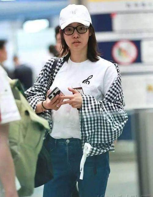 原创白百何没戏拍变邋遢穿健身裤来医院毫无形象可言