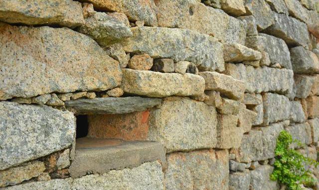 遮浪炮台位于红海湾遮浪西南1公里处炮台山,是南澳半岛南端的突出部分