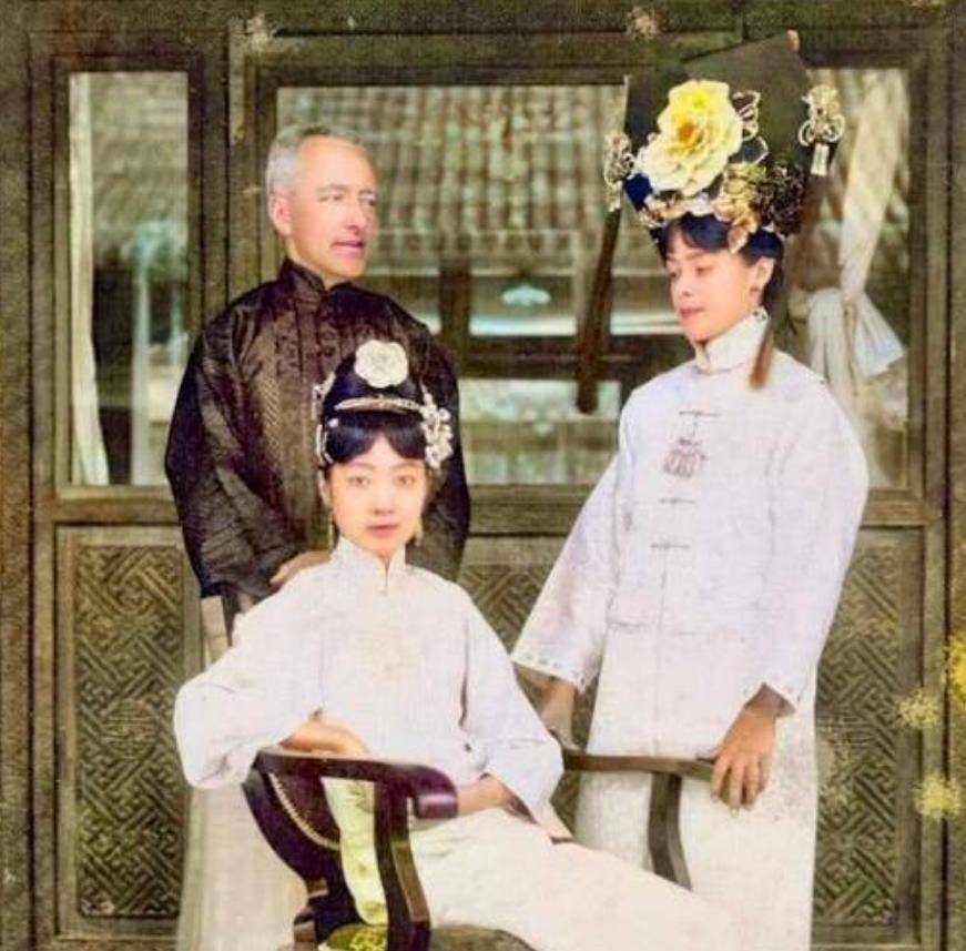 图为晚清最后一位皇帝溥仪和皇后婉容年轻时风华绝代的老照片,世人都