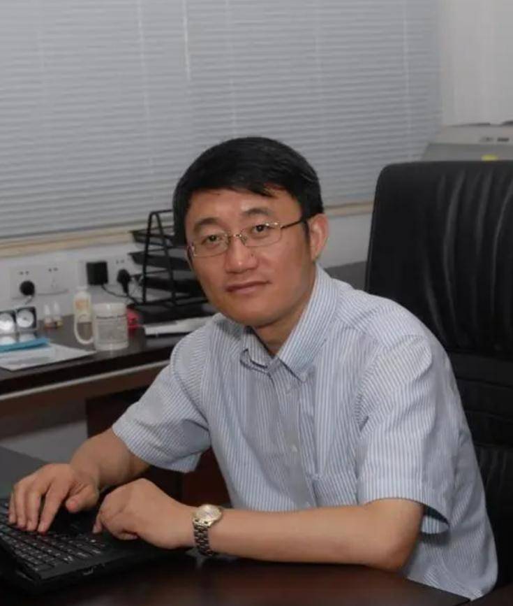 在加盟复旦大学物理学之前,袁峰曾担任上海天文台副台长多年,同时还