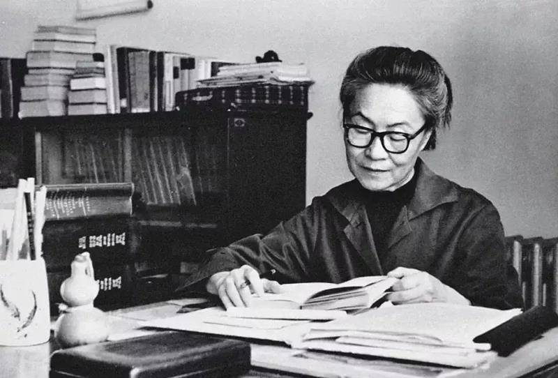 原创活了105岁的杨绛独生女走在前面87岁开始独居遗产无人继承