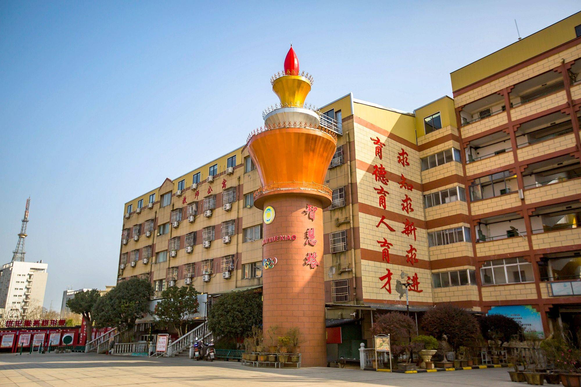 望江文凯学校是县内一所住宿式,准军事化管理的高中,位于县城望江大道