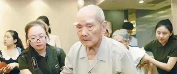 原创2008年86岁台湾老兵回乡探亲106岁老母亲看了儿子一眼后逝世