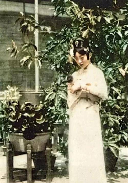 晚清珍贵皇后婉容长相的确漂亮图4是她唯一一次穿朝服