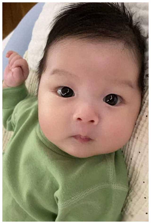 赵本山外孙超萌,陈皮儿大眼水汪汪,完美可爱曝光._成长_教育_家庭