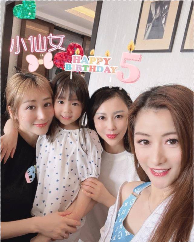 原创陈浩民4个孩子近照儿子帅女儿美一家六口共用一张脸颜值超高