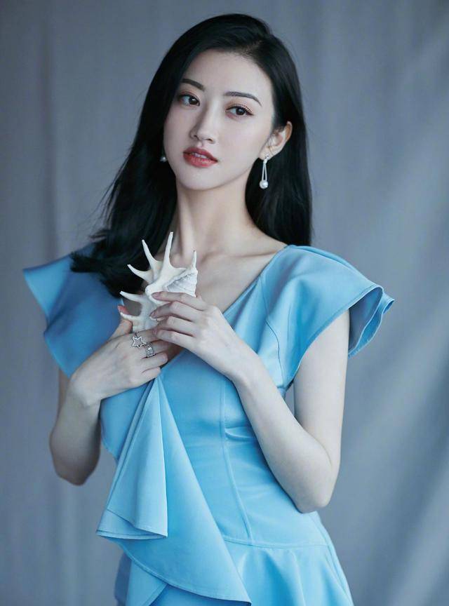试问谁不喜欢五官精致的女生呢?