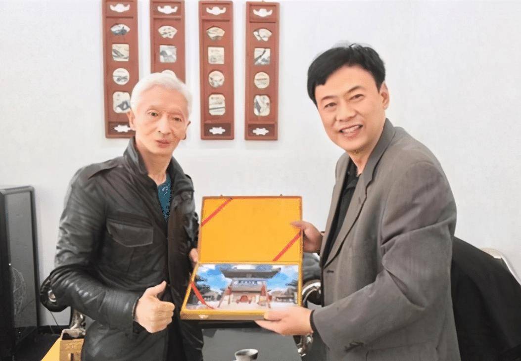 轻功大师李凤山:40公斤铁衣穿3年,称:我身轻如燕可飞檐走壁_武术_身体