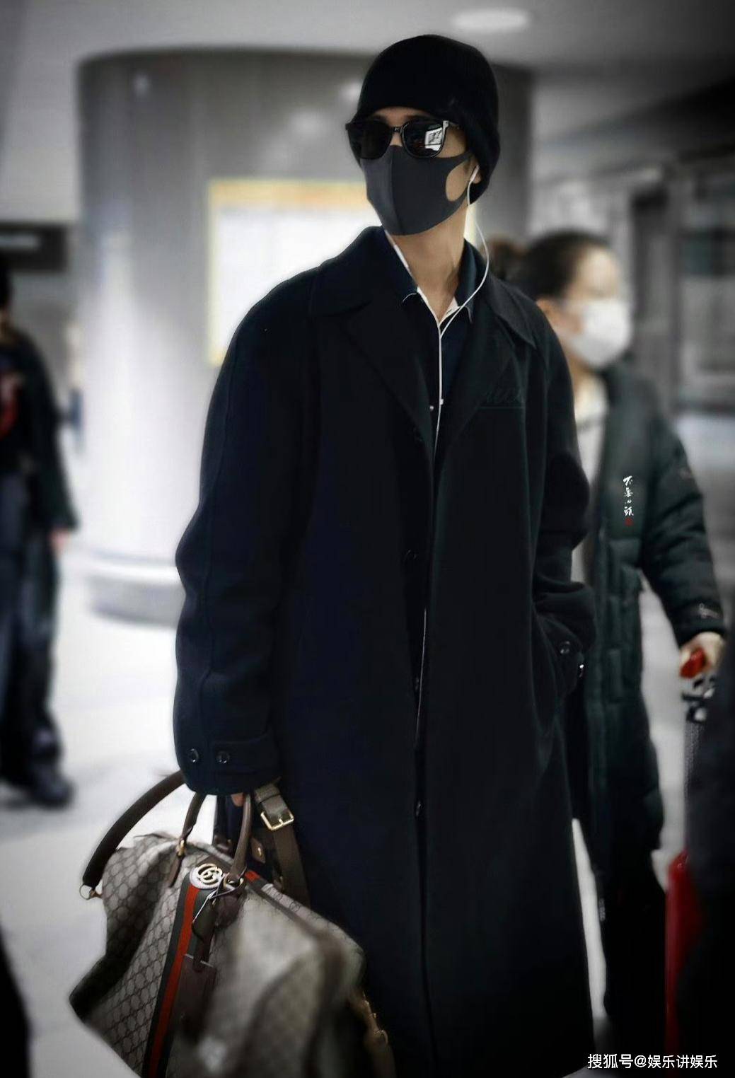 狗仔直播透露肖战感情情况无女友且为躲代拍半年不换外套