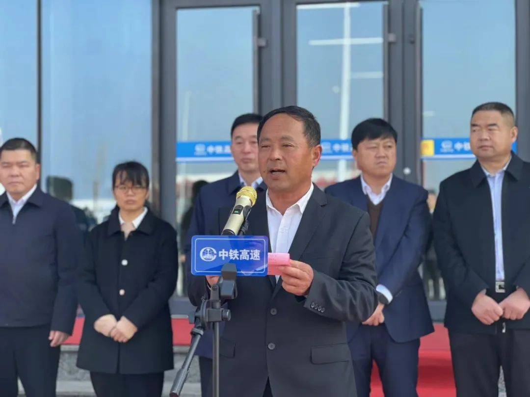 濮新高速运营管理处总经理覃克辉致辞镇党委副书记,镇长李宁致辞镇