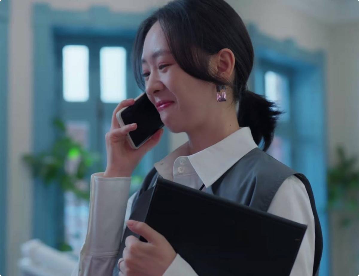 相反,剧中的童瑶做起表情来会有状态崩盘的时候,输出台词会有自然的