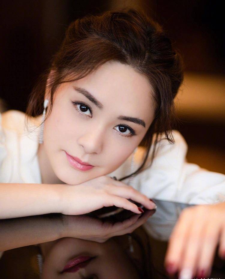 众所周知,阿娇在年轻的时候就已经出名了,但是因为经历了某些事情后