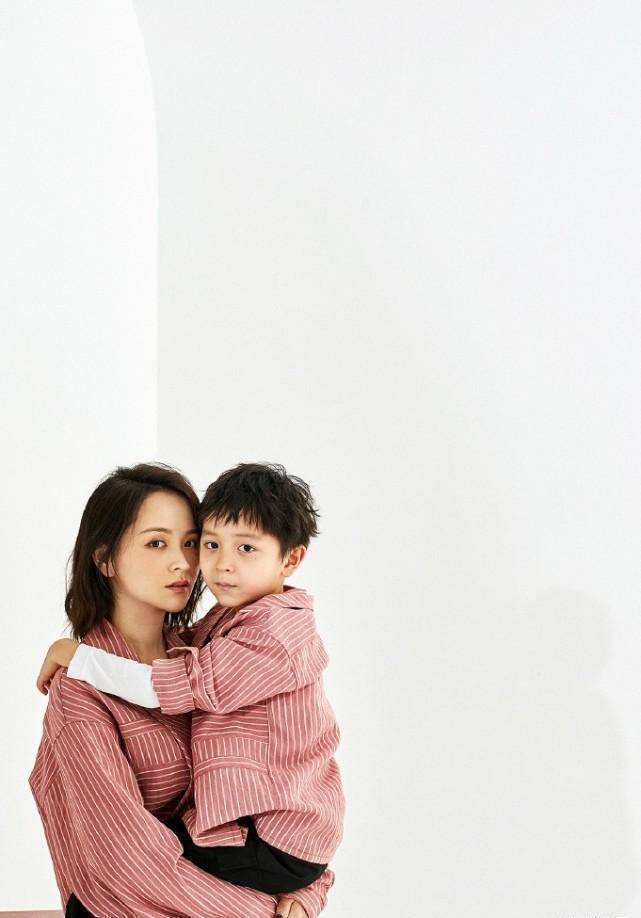 大麟子与妈妈穿同款亲子装,撑着桌面,同步笑容,多