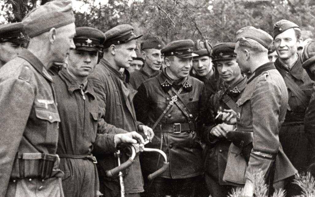 原创看看苏德美苏的会师虽表面微笑但私下早视对方为洪水猛兽