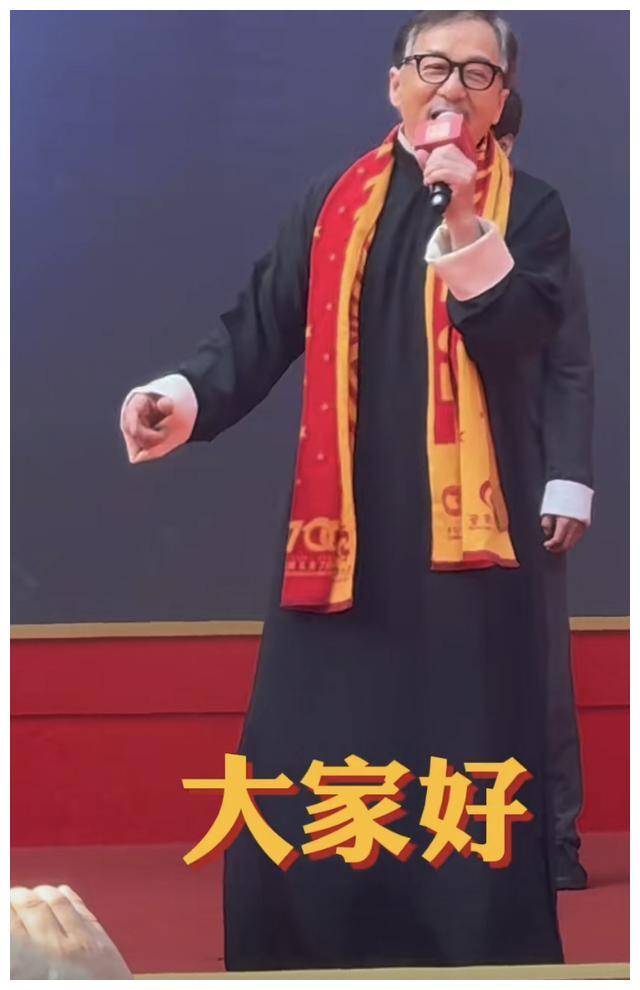 成龙大哥可是给我们影坛涂上了一抹鲜艳的色彩,近百部作品,功夫侠