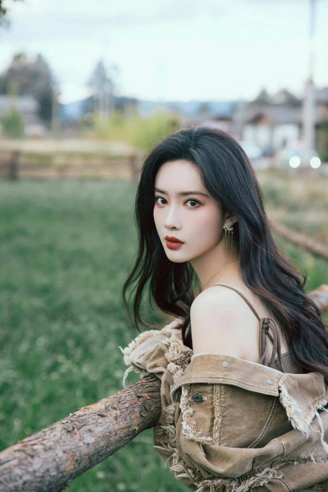 原创孟子义的绝美身材与颜值吊带裙写真引爆热议