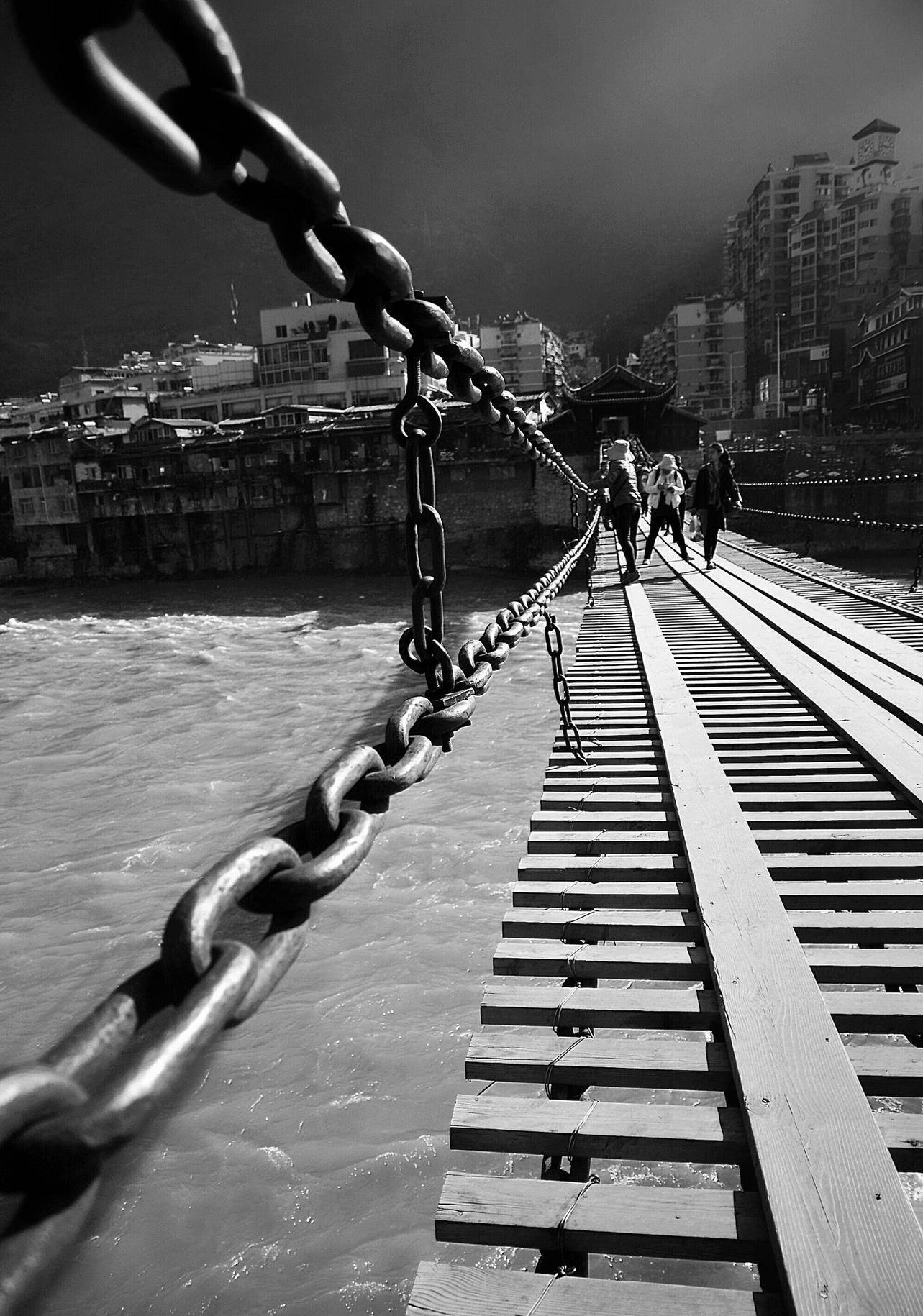 泸定桥上铁索40吨重,康熙时候怎么建造的?