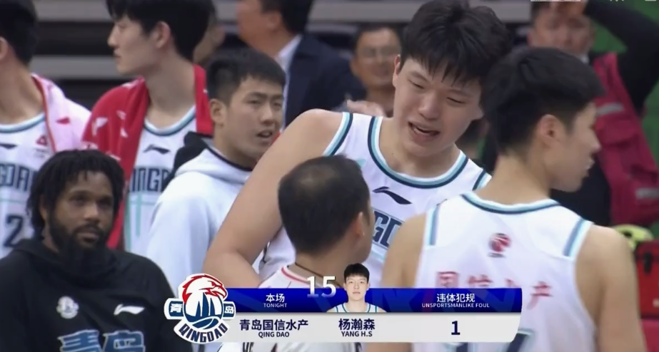 杨瀚森造犯规,西热愤怒申诉被无视,影帝痛苦一跪反而让裁判改判_刘东