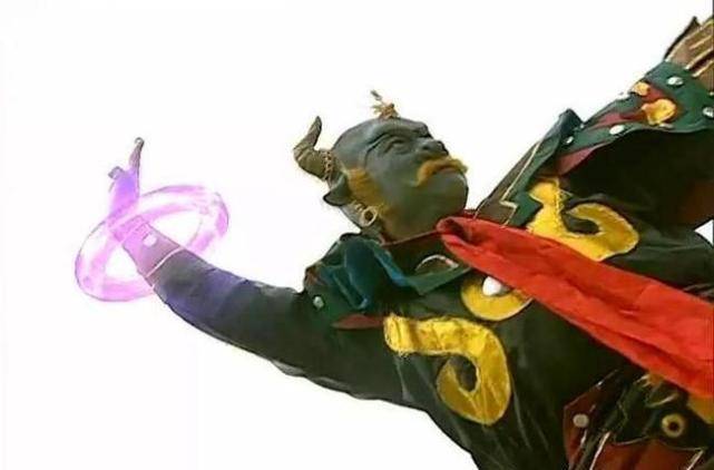 悟空邀请李天王率天兵天将捉拿他时,他非但没有束手投降,反而攻击众仙