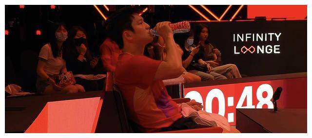 曾经主动邀请粉丝吃饭的樊振东,由于舆论和粉丝文化的干扰,取消了这一