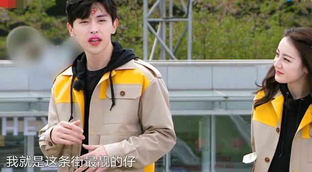 看到妆后效果,别人都看不下去,唯独热巴盯着笑_节目_极限挑战_全过程