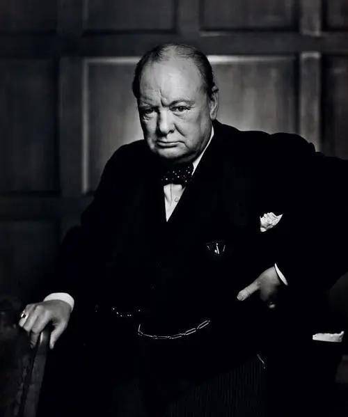 虽然英国成功组织了敦刻尔克大撤退的运兵计划,但纳粹的兵锋并未止步