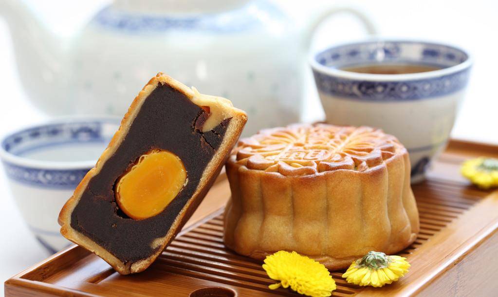 作为中秋节的承载物月饼它在历史上是如何变迁的