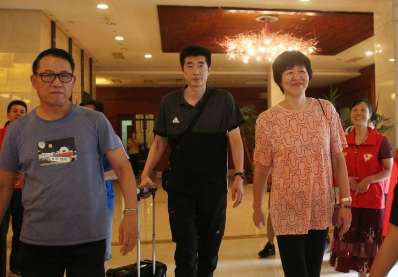 郎平一家五口全家福罕曝光老公73岁仍儒雅帅气女儿白浪189身高太抢镜