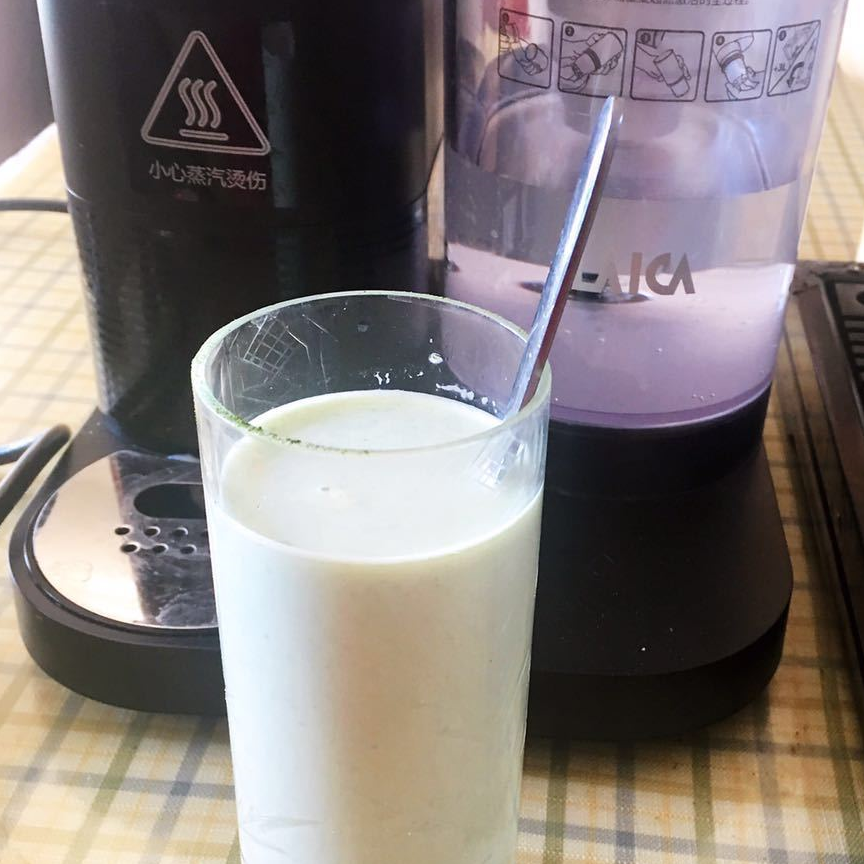 抹茶牛奶的家常做法口感清香营养丰富