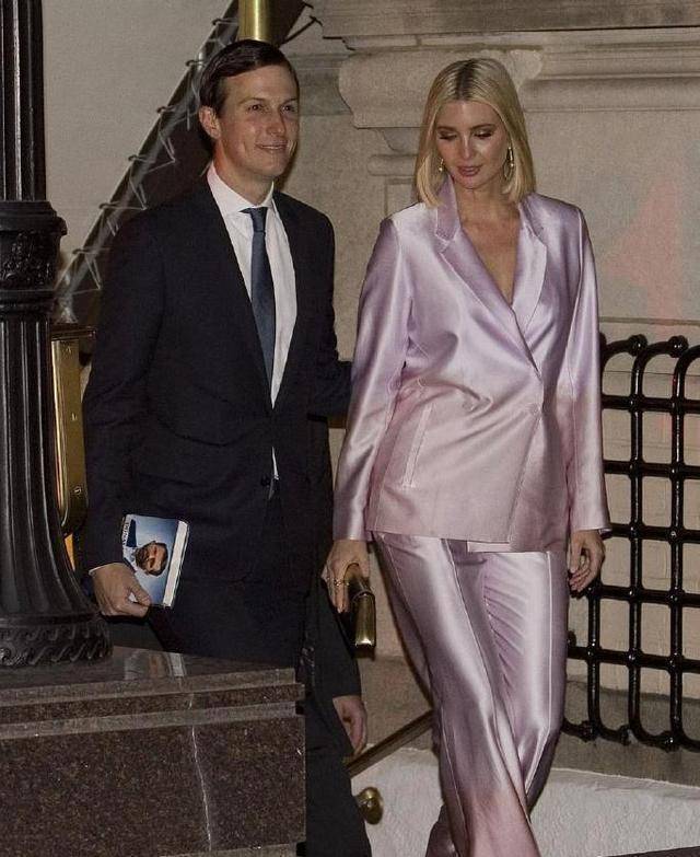 原创伊万卡身材真厉害真空穿粉色西装也藏不住凹凸感不愧是尤物