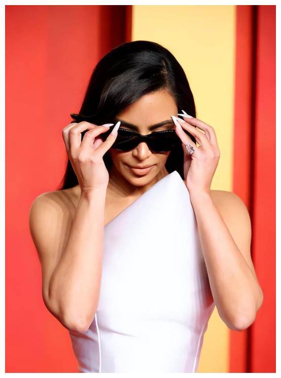 金卡戴珊奥斯卡女王尖头裹身裙惊艳亮相美艳身材魅力max