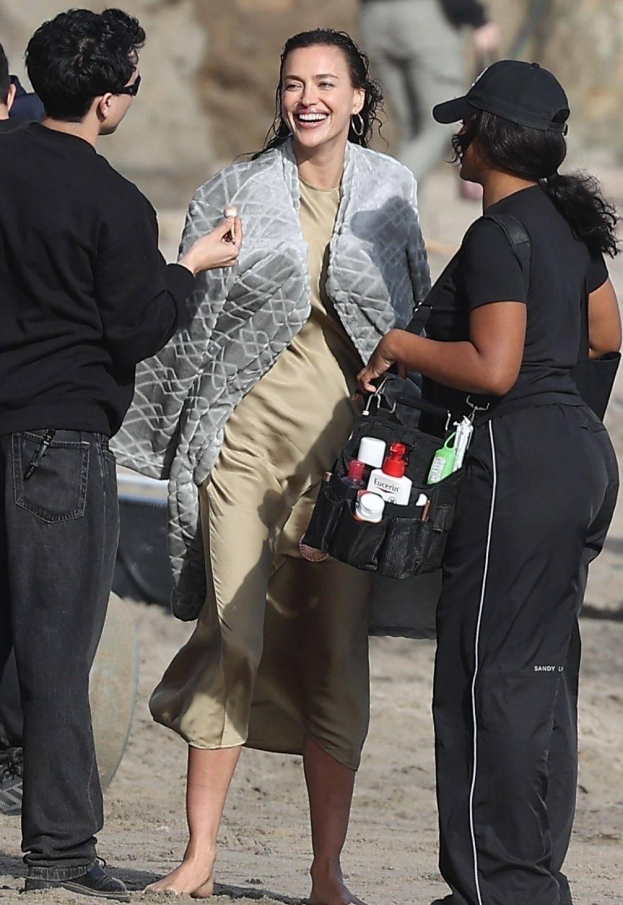 原创超模伊琳娜谢克在海边拍摄大片穿金色连身裙自信优雅绽放光彩