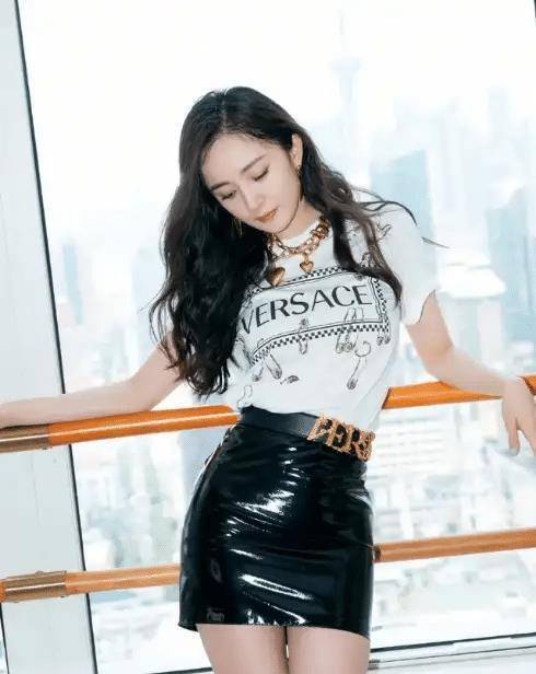 杨幂太有心机了超短皮裙还故意穿小号显身材惊现蜜桃臀