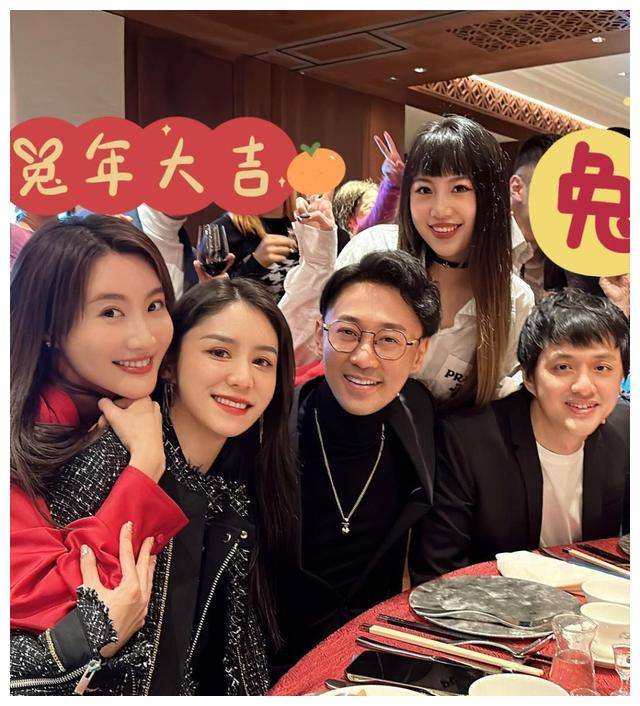 林峰与林夏薇同框,亲密关系展现无间,堂兄妹相逢如爽文一般.