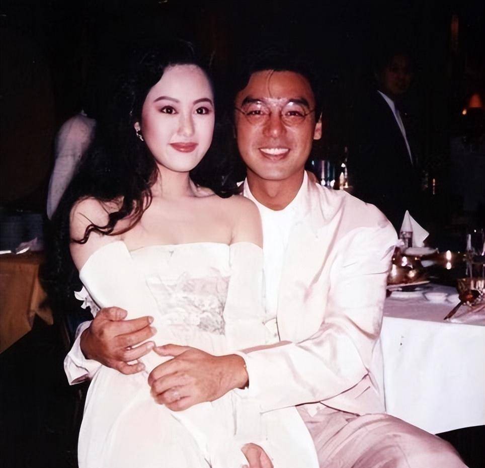 谭咏麟两个老婆的照片图片