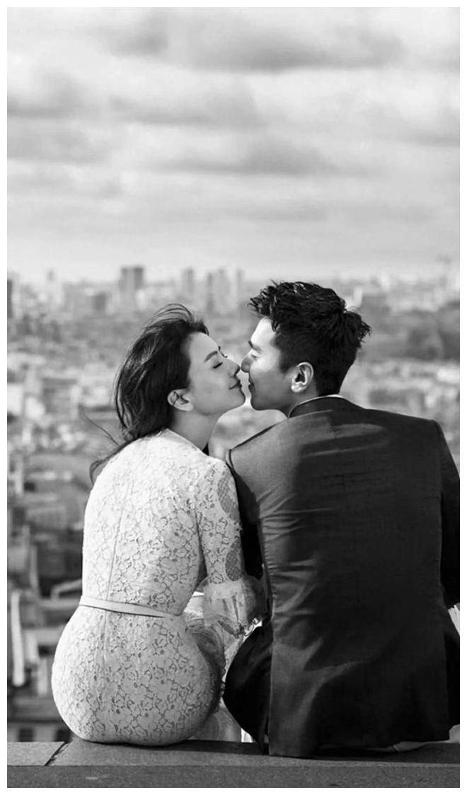 44岁高圆圆搂着老公当街亲吻与赵又廷回家探亲婆媳关系很融洽