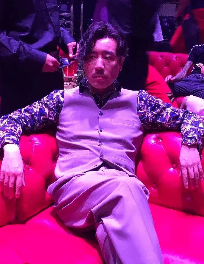 在很多人的认知里,于和伟是忧郁的,痞帅的,时常顶着一头蓬松的头发.