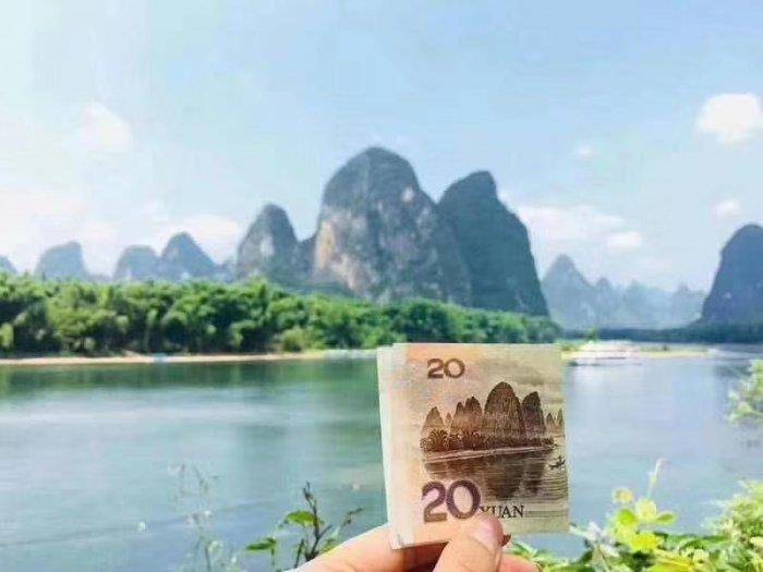 去的景点,其中以兴坪段是风景最美的,常说的精华段(20元人民币背景图)