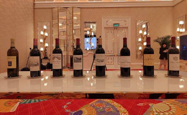 晚上在永利皇宫永利扒房,享用由葡萄酒专家 janet z.