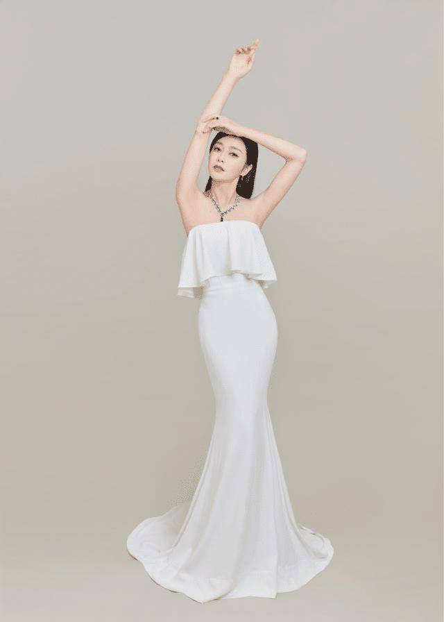 原创被秦岚的括号臀迷住了穿白色鱼尾裙凹身材腰臀比太惊艳