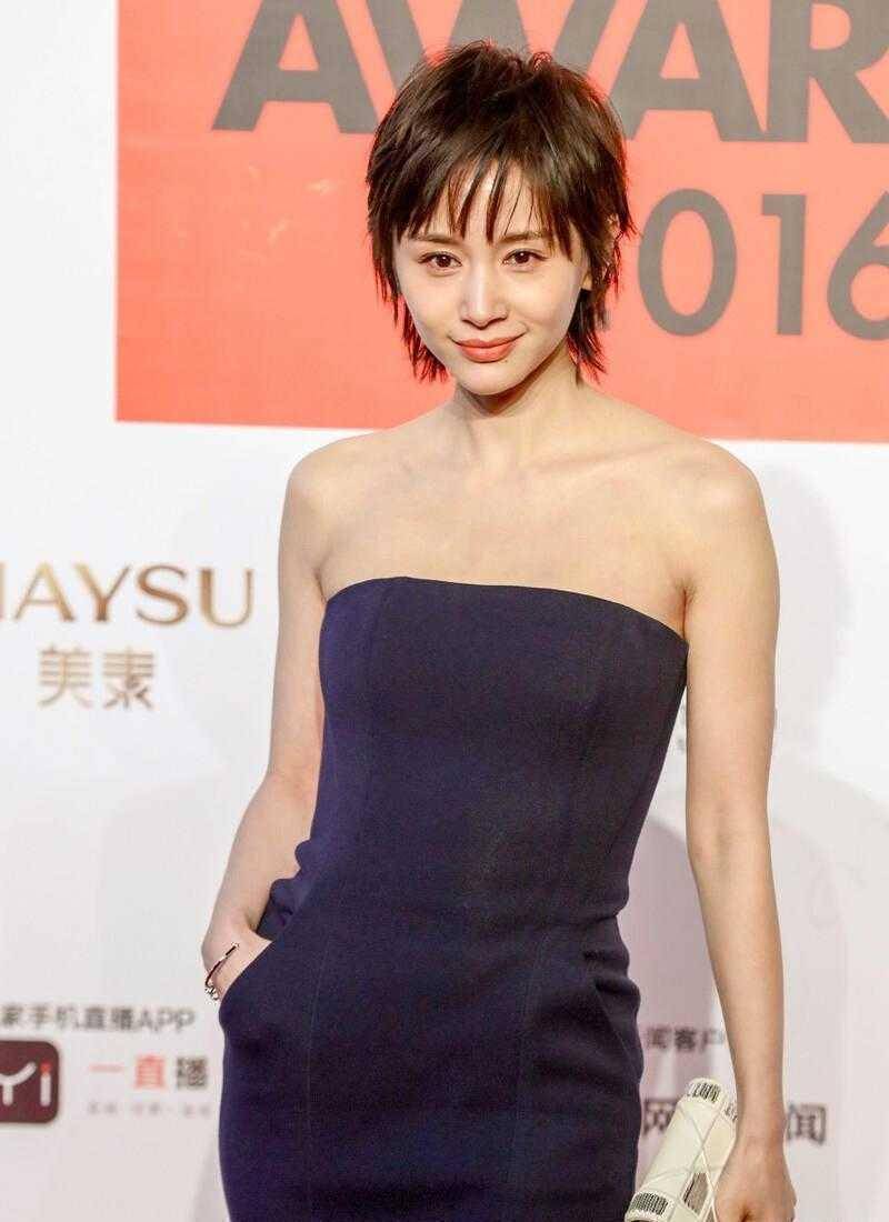 王子文气质不是吹的穿黑色抹胸鱼尾裙亮相5美同台气场最强大